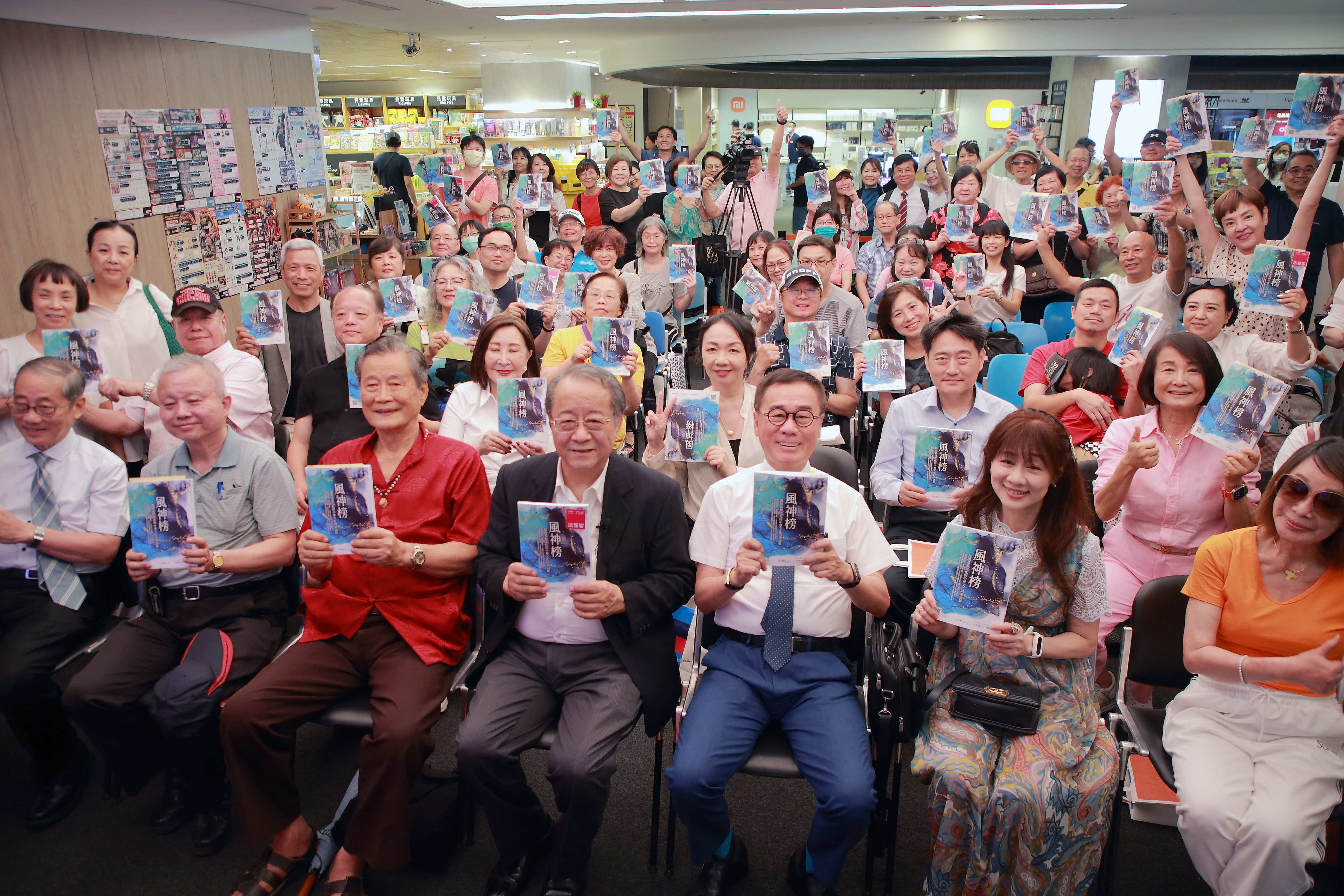 每人拿新書合影。(圖/合一教會提供)